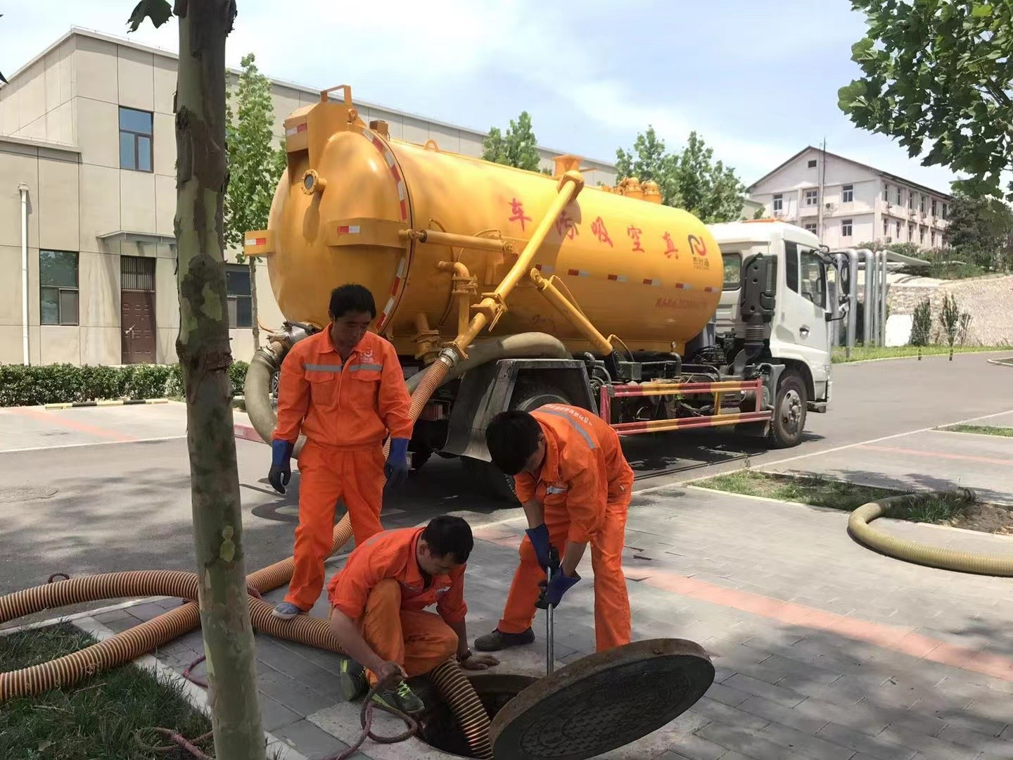 通化管道疏通车停在窨井附近