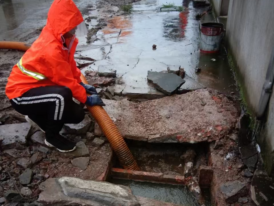 通化专业清理污水池 炜誉市政以规范流程守护城市 “肠道”